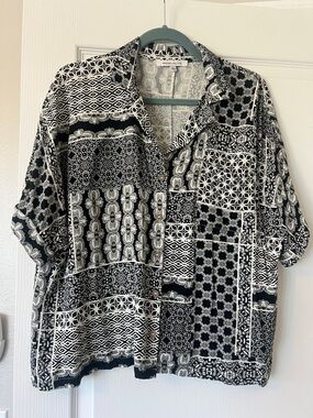 LIKE NEW Rose & Olive Black and White Patchwork Short Sleeve Blouse size Large